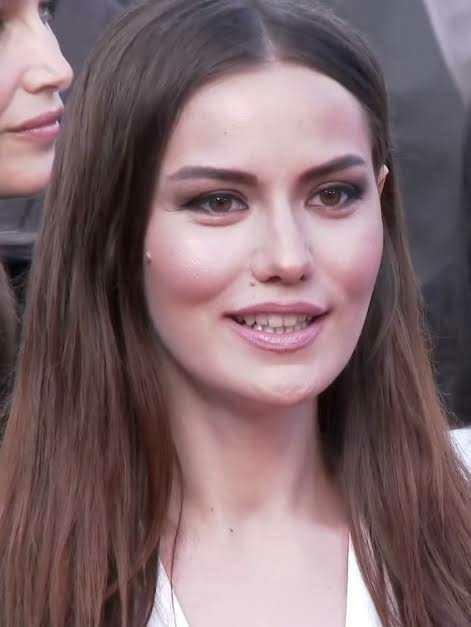 Hilal Altınbilek mi daha güzel Fahriye Evcen mi??