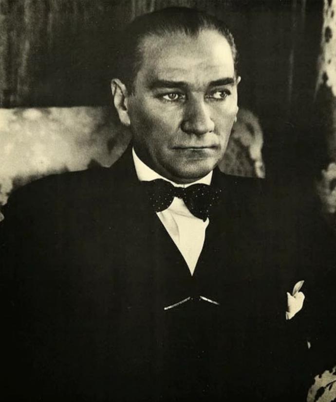 Mustafa Kemal Atatürk hangi savaşta gözünden yaralanmıştır?