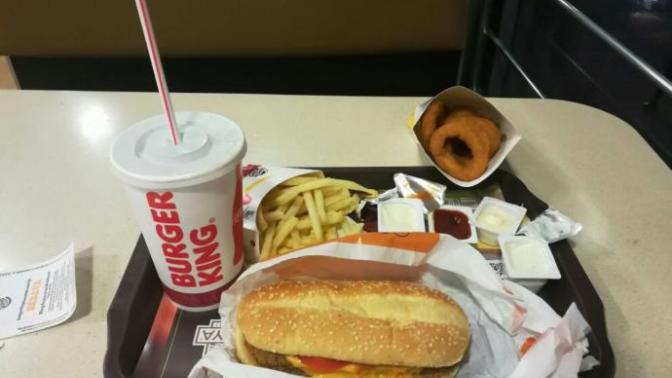 Burger King'te hamburger yiyen birinin Flört teklifini Kabul eder misiniz?