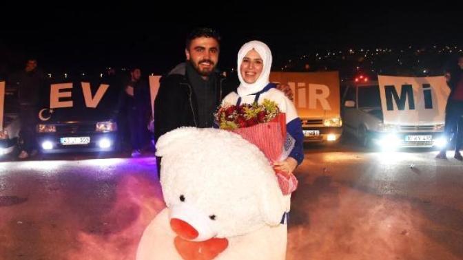 Sevgilisine 10 arabayla evlilik teklif etti! Siz nasıl bir evlilik teklifi planlıyorsunuz?