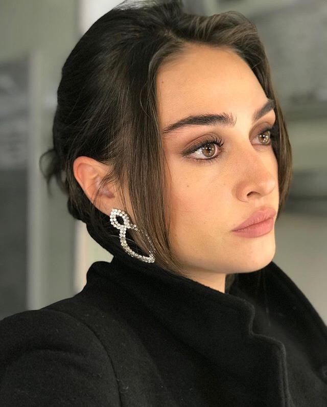 Sizce de çok güzel kadın değil mi?
