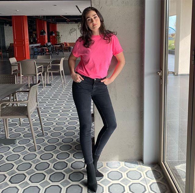 Sizce de çok güzel kadın değil mi?