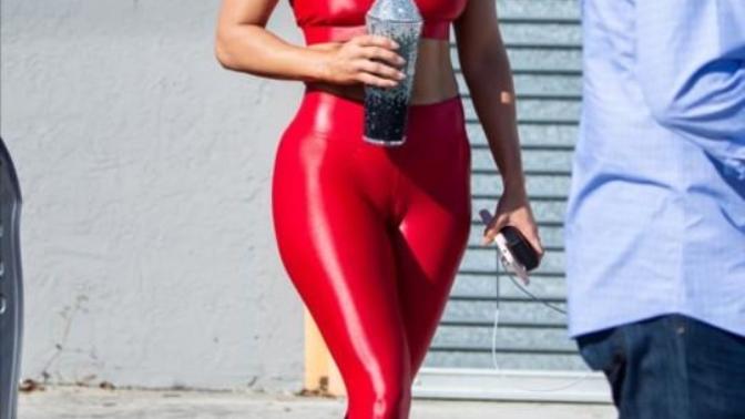 "Jennifer Lopez, kırmızı tayt mağduru oldu " kırmızı ve açık renkli tayt giyinmesi doğru secim değil midir?