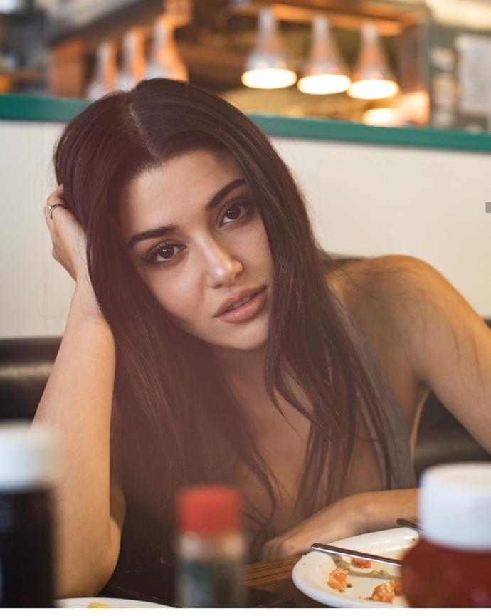 Gigi Hadid mi Hande Erçel mi?