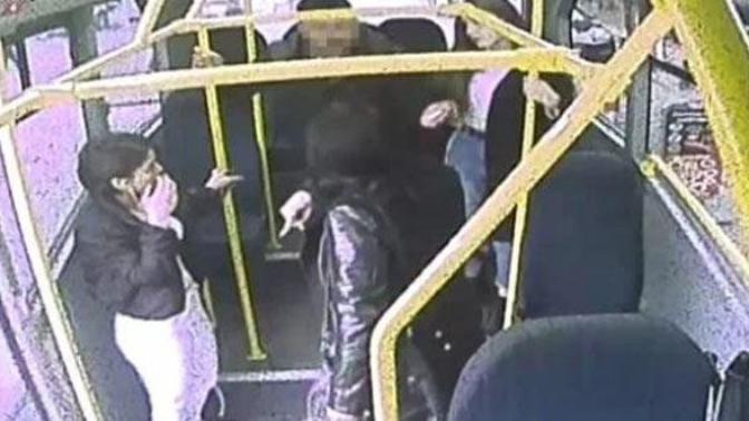 Pendik minibüsünde taciz iddiası! Kızının taciz edildiğini söyleyen anne ve beraberindekiler şüpheliyi darp etti. Haklılar mı?
