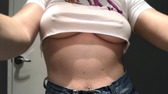Göğüs uçlarındaki piercing hakkında ne düşünüyorsunuz?