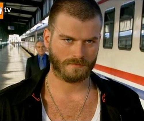 Saçlarını kazıtan erkeğe uzun sakal mı gidiyor, kısa sakal mı?