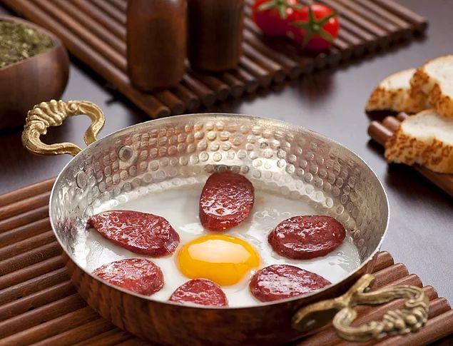 Yumurtanın en iyi arkadaşları: Patates ve Sucuk! Peki siz patatesli yumurta mı, yoksa sucuklu yumurta mı tercih edersiniz?