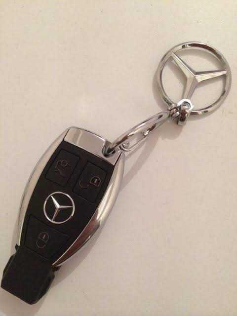 Bir mekânda otururken, erkeğin masaya Marlboro paketi koyması mı kızı düşürür? Yoksa Mercedes anahtarı mı?