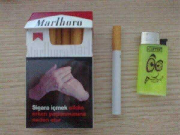 Bir mekânda otururken, erkeğin masaya Marlboro paketi koyması mı kızı düşürür? Yoksa Mercedes anahtarı mı?