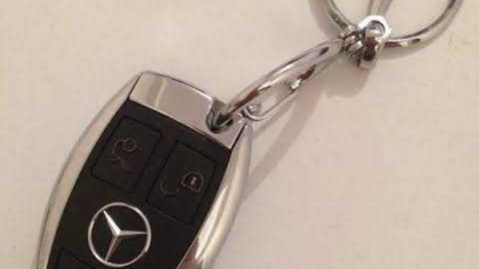 Bir mekânda otururken, erkeğin masaya Marlboro paketi koyması mı kızı düşürür? Yoksa Mercedes anahtarı mı?
