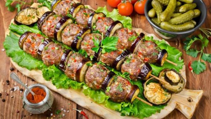 Patlıcan kebabının kabuğu soymadan yenir mi?