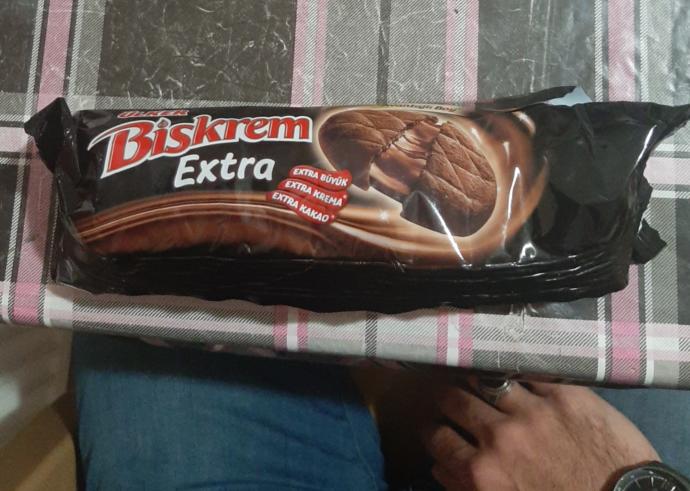 Bir Biskrem versem yer misin bu saatte?