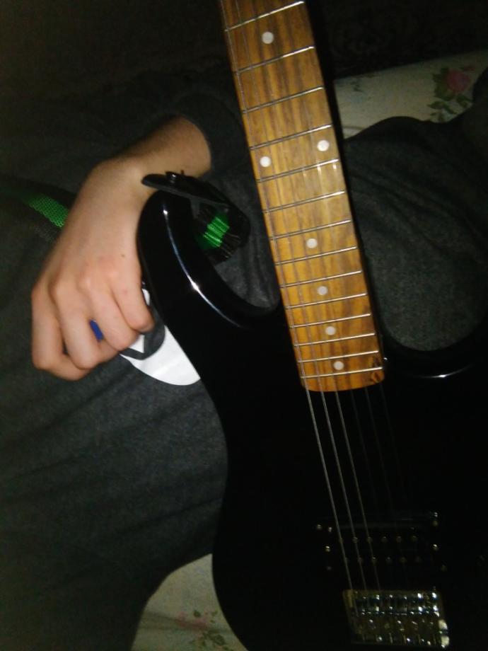 Gitar çalmayı öğrenmek istiyorum. Kendi başıma nasıl öğrenebilirim?