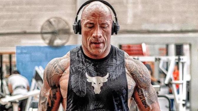 Dwayne Johnson kasları doğal mı?