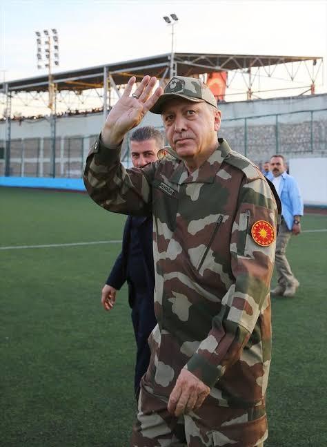 Başkomutanımız Recep Tayyip Erdoğana üniforma çok yakışmıyor mu ya 😍?