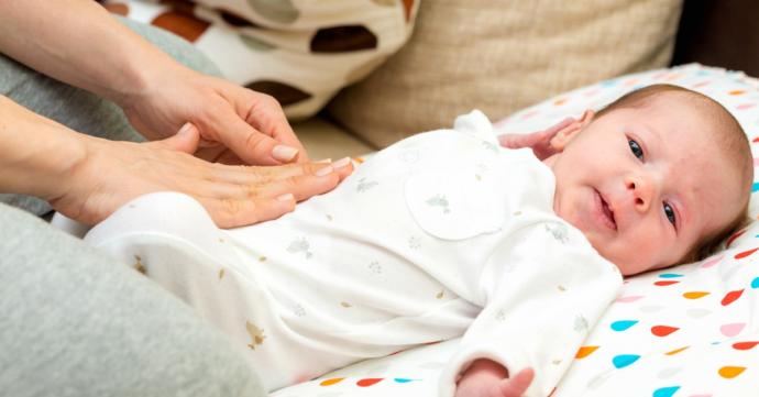 Yeni doğan bebeklerin gazı en kolay nasıl çıkarılır?