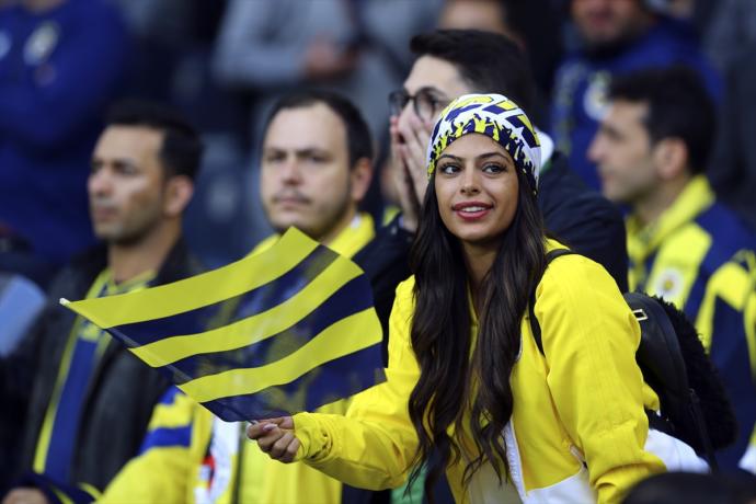 Sevgilin karşı cins arkadaşı ile derbi maça gidebilir mi?