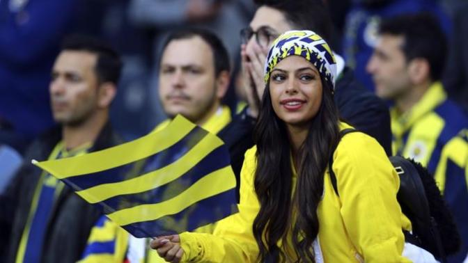 Sevgilin karşı cins arkadaşı ile derbi maça gidebilir mi?