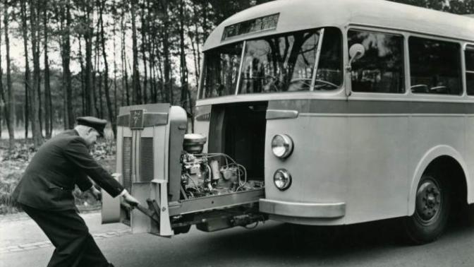 1940 lı yıllarda Kızaklı motor yapan mühendislerden 2000 li yıllarda far için tampon söktüren mühendislere selam olsun mu?