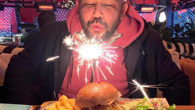 Doğum günümüzde hamburgere mum diksek olmaz mı?