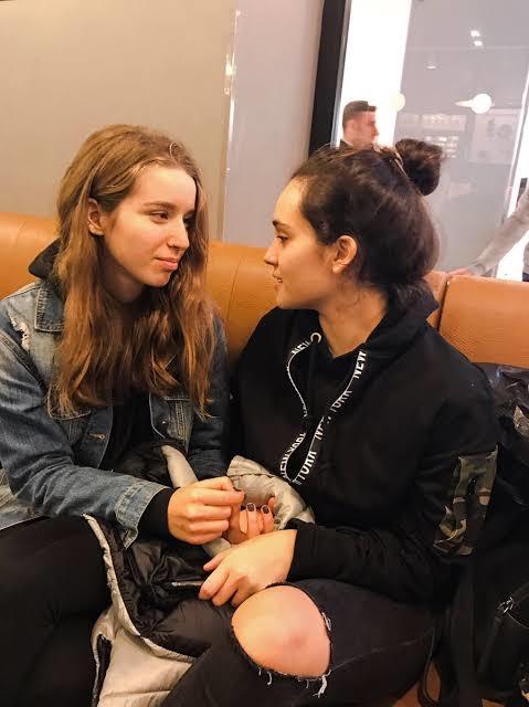 Eşcinsel çift Esin ve Ipek çok tatlı değiller mi 👭🌈?