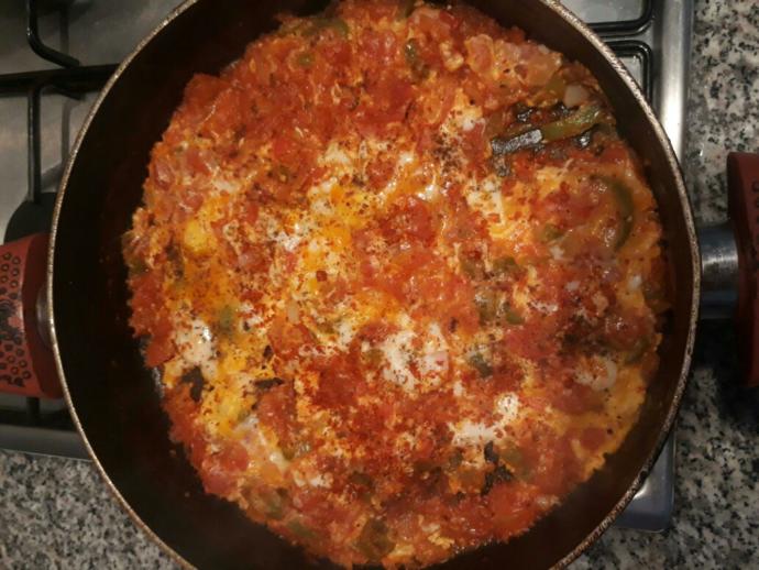 Menemen soğanı karamelize yöntemiyle mi yoksa geleneksel kızartılarak mı daha lezzetli?