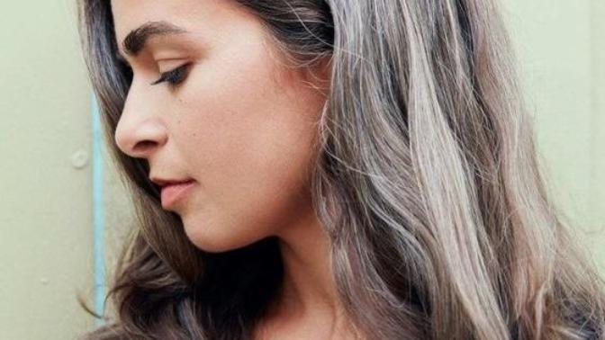 İlk beyaz saç telinle hangi yaşta karşılaştın? Saçlarındaki beyazlarla barışık mısın? Kamufle için doğal önerilerin neler?