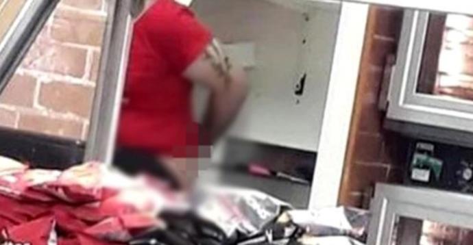 Türkiyede de şubesi olan fast food zincirinde çalışan kalçasını kaşırken yakalandı! Dışarıda yemek hakkında ne düşünüyorsunuz?