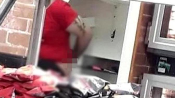 Türkiye'de de şubesi olan fast food zincirinde çalışan kalçasını kaşırken yakalandı! Dışarıda yemek hakkında ne düşünüyorsunuz?