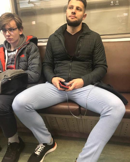 Bacaklarını açarak oturan erkek çekici midir?