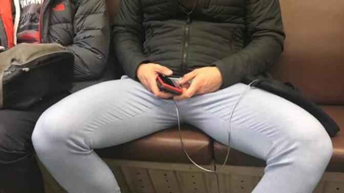 Bacaklarını açarak oturan erkek çekici midir?