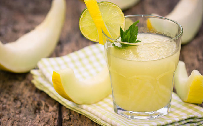 Hem düşük kalorili, hem karnımı doyuracak güzel bir smoothie tarifi verebilen var mı?