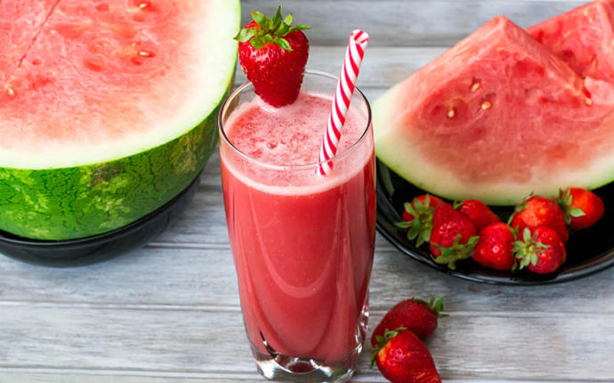 Hem düşük kalorili, hem karnımı doyuracak güzel bir smoothie tarifi verebilen var mı?