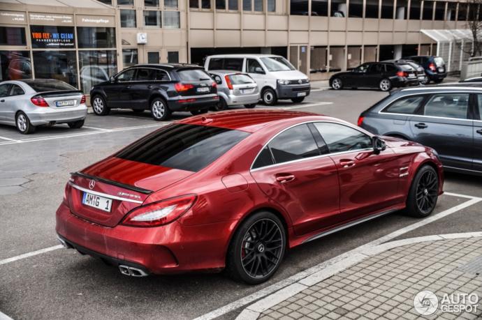 Mercedes kullanan kadın?