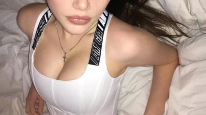 Bu kız çok güzel değil mi sizce de?