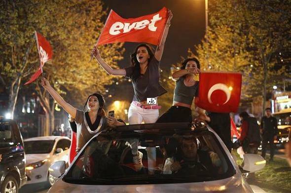 sonra göbüşlerini sansürledi. Bunların elinde Hayır! pankartı olsa, akpliler neler söylerlerdi bunlara?