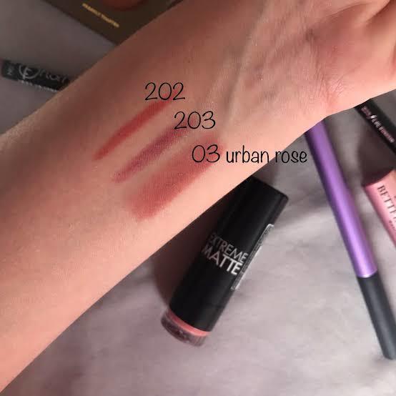 İyi akşamlar 🙋💄💋 Rujda "sevdiğiniz tonlar" ve "çantada eksik etmediğiniz, favori rujunuz" hangisi?