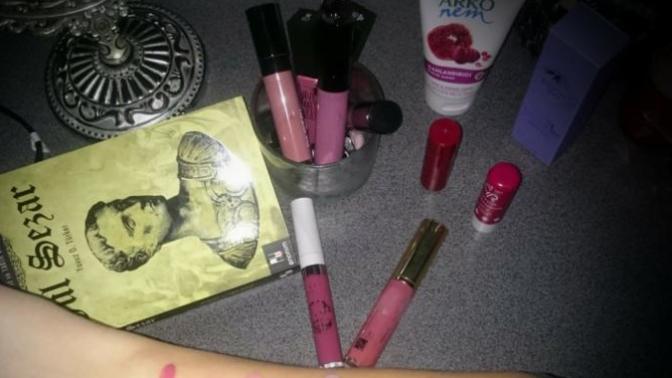 İyi akşamlar 🙋💄💋 Rujda "sevdiğiniz tonlar" ve "çantada eksik etmediğiniz, favori rujunuz" hangisi?