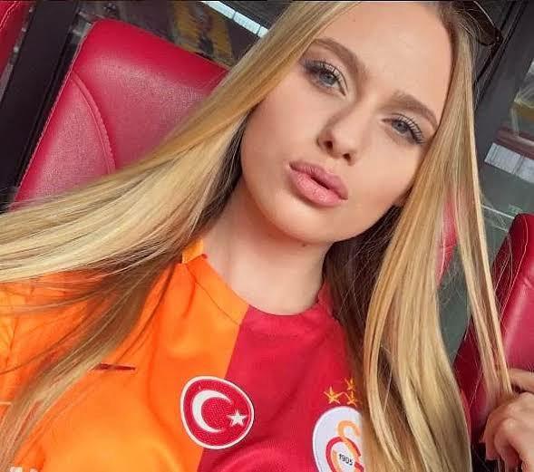 Güzel kızlar galatasaraylı olur diye duymuştum. Doğru mu?