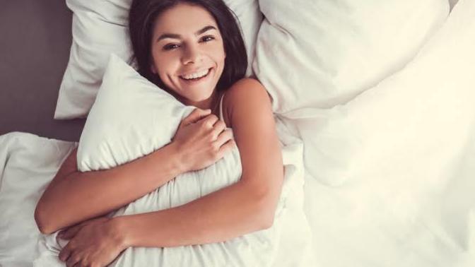 Gece yatarken saçlar toplanmalı mı, yoksa salık mı bırakılmalı?