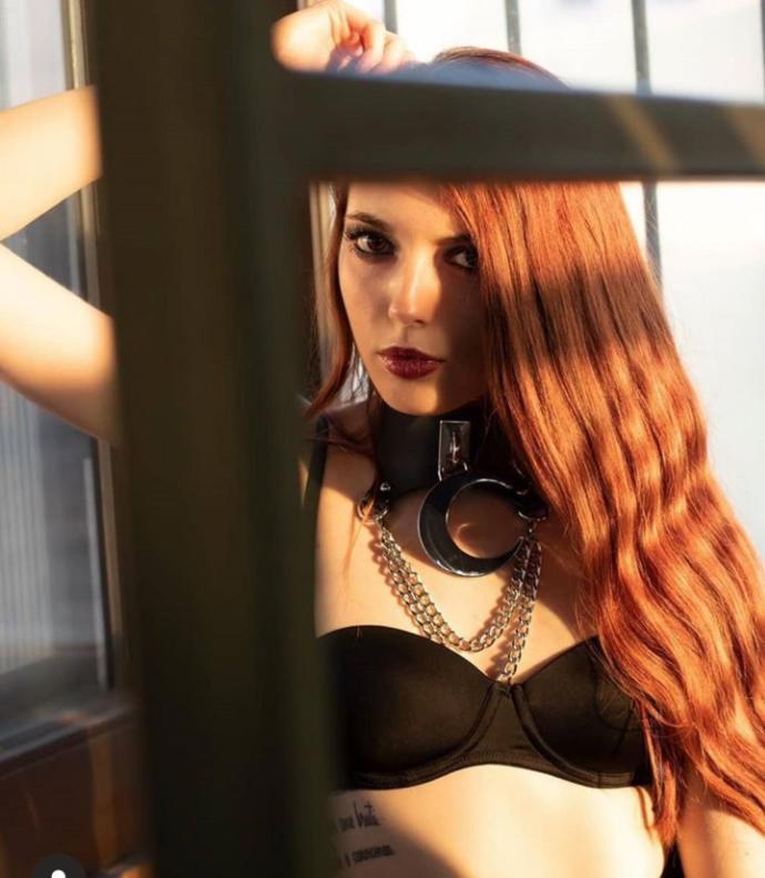 Küçük göğüslü kadınlar daha seksi değil mi?