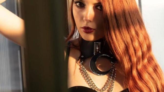 Küçük göğüslü kadınlar daha seksi değil mi?