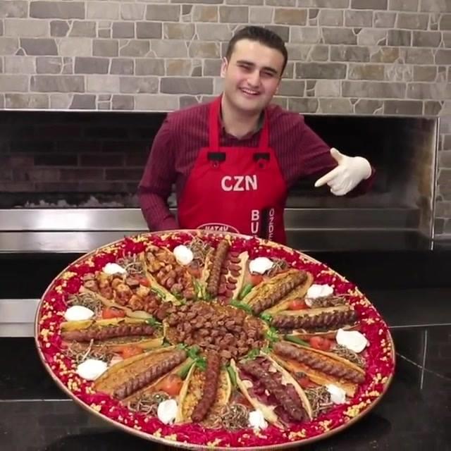Czn Burak olarak tanınan aşçı Burak Özdemir sence itici mi, yoksa çekici mi?