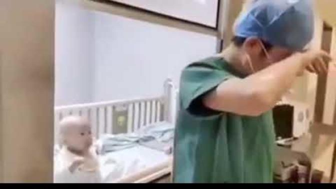 Coronavirüs bulaşmış bir bebek size sarılmak istese ne yapardınız?