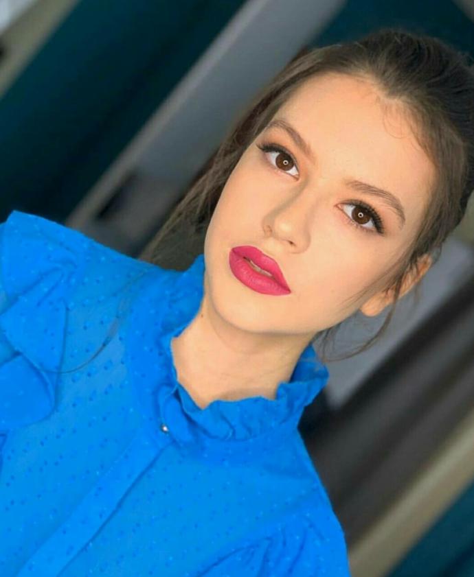Hangi taş kız daha güzel sence?