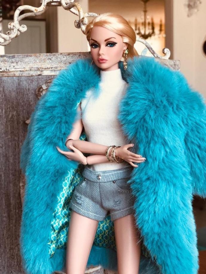 Slikonlu ve estetikli barbie bebeklerle çocuğunun oynamasına izin verir miydin?