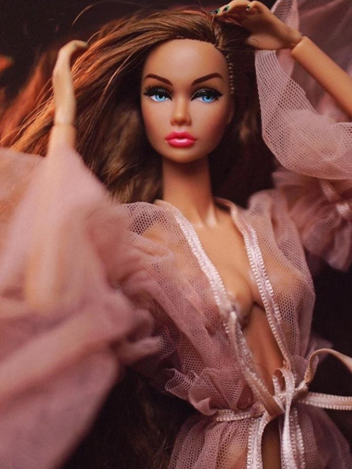 Slikonlu ve estetikli barbie bebeklerle çocuğunun oynamasına izin verir miydin?