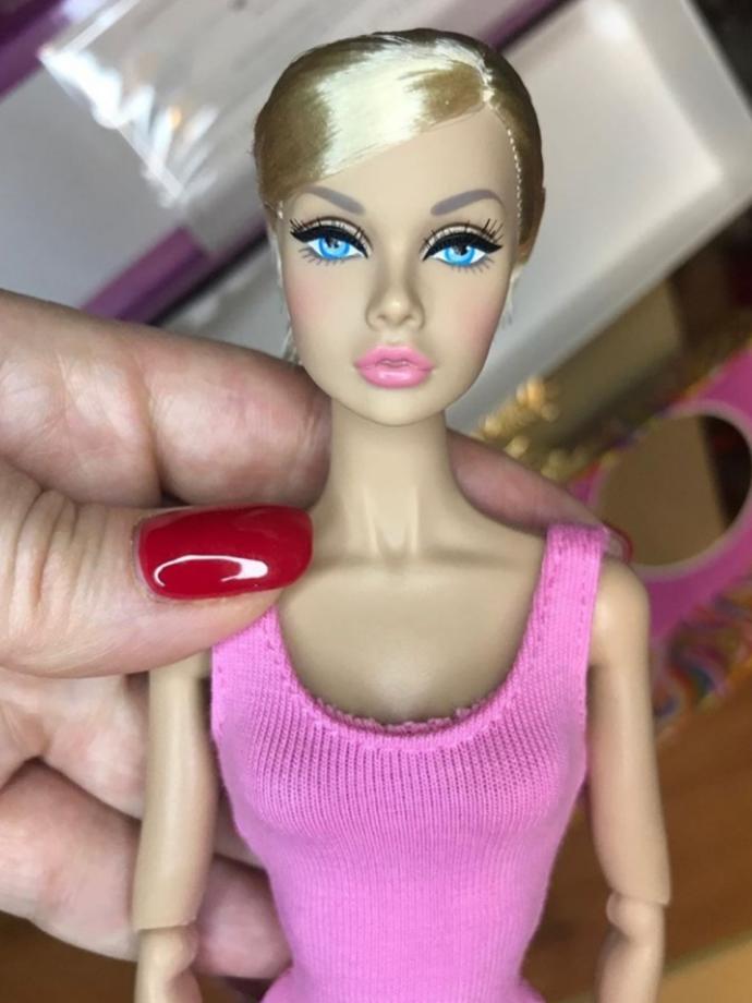 Slikonlu ve estetikli barbie bebeklerle çocuğunun oynamasına izin verir miydin?