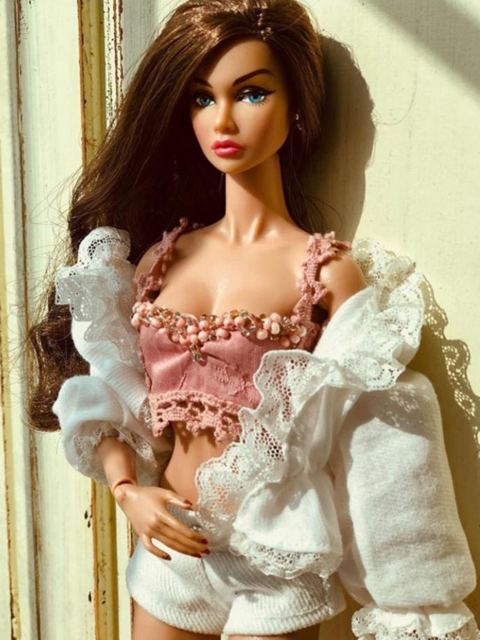 Slikonlu ve estetikli barbie bebeklerle çocuğunun oynamasına izin verir miydin?